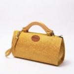 By Menaka : Sac à main à poignée en bois et bandoulière